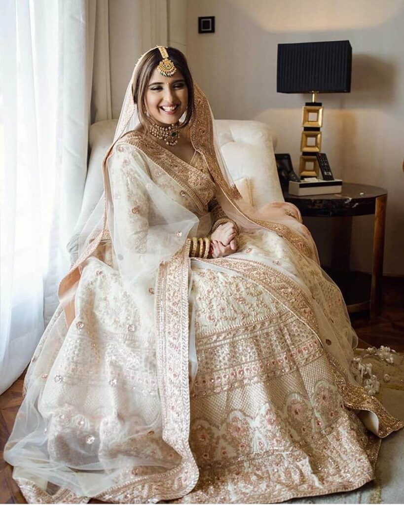 Hot trends in Wedding Dress Colors For 2022