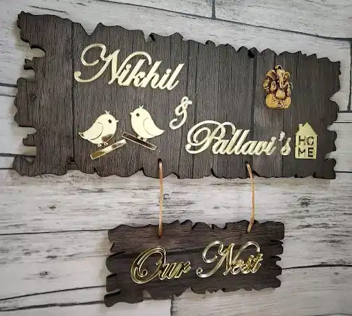 CELEBRATE THE COUPLE’S LOVE WITH THIS NAMEBOARD